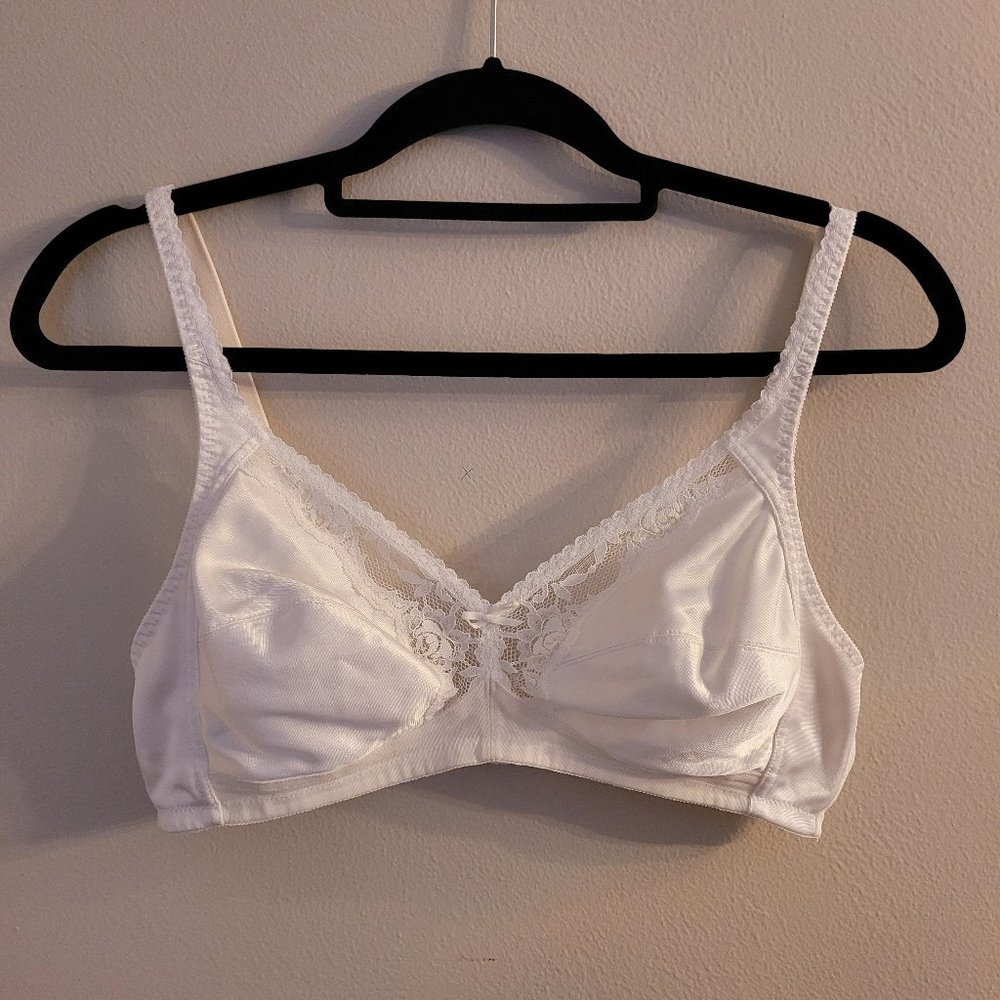 Vintage Unbranded White Satin Nylon with Lace Detail No Wire Bra - 38B